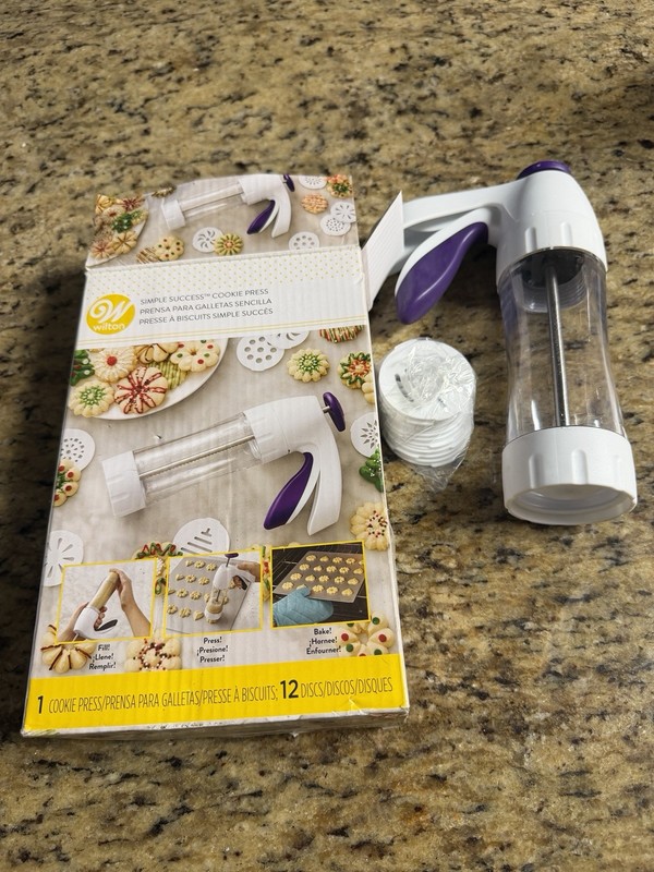 NEW! Wilton Simple Success Cookie Press w/ 12 Fit Right Disks Spritz Cookies
