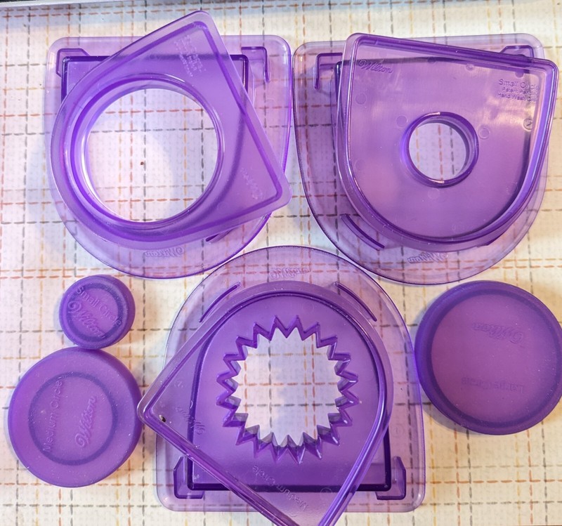 WILTON SUGAR SHEET (gum paste) CUTTING INSERT SETS - Circles And Flowers gallery
