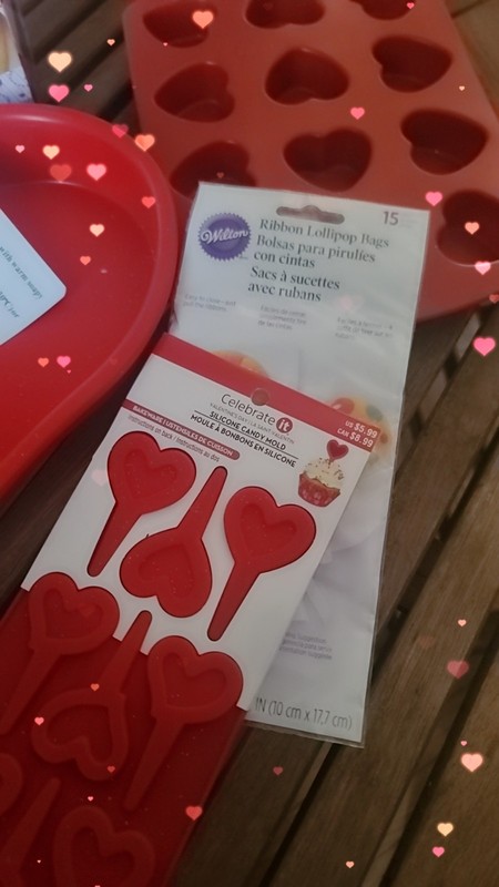 20 pc. Wilton Love Heart Cookie Pan Kit Valentine's Day Cookie Cutters & Molds gallery