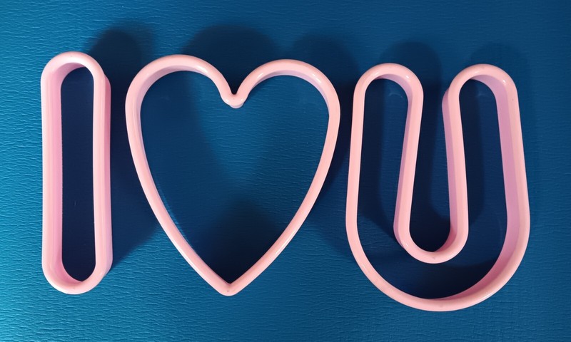 Cookie Cutters new Avon I Heart U 3 Piece set Pink
