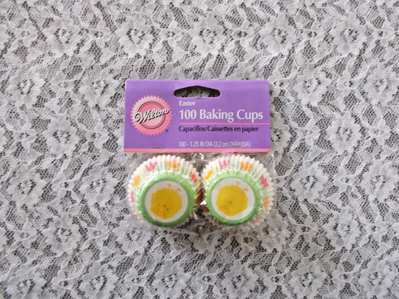 400 Wilton Holiday 1-1/4" Dia. Baking Cups Easter/St. Patricks/Snowman/Christmas gallery