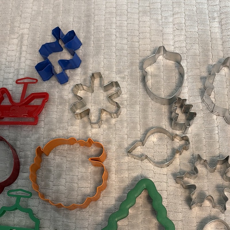 Lot of 25 Holiday Cookie Cutters Assorted Shapes Plastic & Metal Multicolor gallery