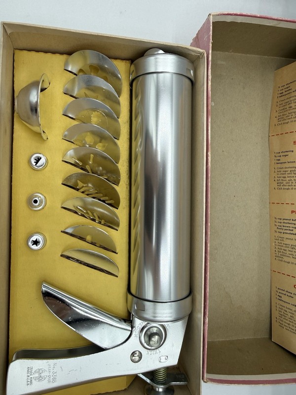 Vintage Wear Ever Cookie Gun and Pastry Decorator Trigger Quick No 3365 in box gallery
