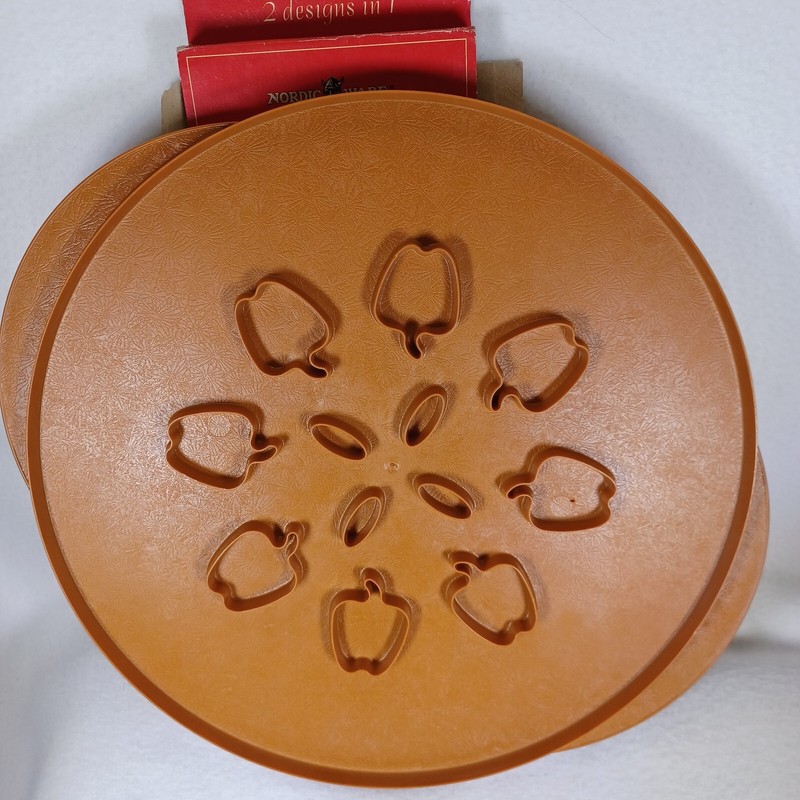 Nordic Ware 12" Brown Leaves & Apples Reversible Pie Top Cutter #04020 gallery