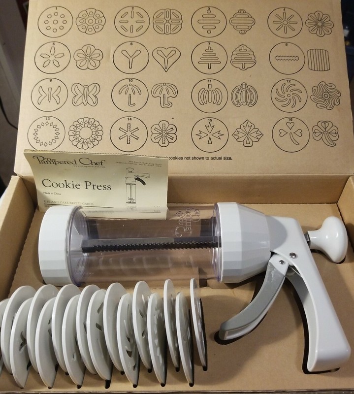 The Pampered Chef Cookie Press #1525 in Original Box 16 Shape Plates Mint