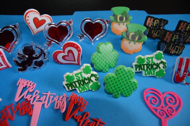 Lot of 24 CAKE DECORATIONS (TOPPERS) - KIDS' RINGS 4th of July Valentine's EXC! gallery