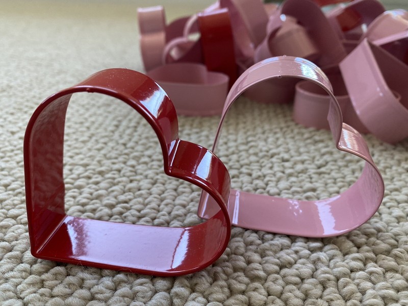 NEW Lot of 45 Red and Pink Metal Heart Cookie Cutters Shower Wedding Favors gallery
