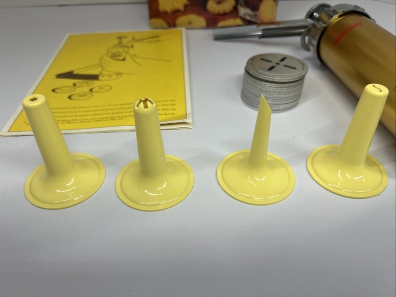Marcato Atlas Biscuits Maker Cookie Press from Italy, 20 Discs and 4 Tips gallery