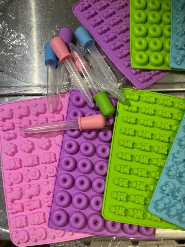 NEW IN PACKAGE! Silicone Candy Molds With Droppers 16 Pcs. gallery
