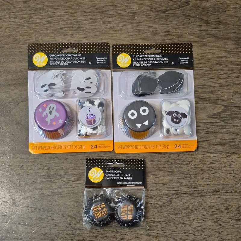 Wilton Halloween Cupcake Decorating Kit & Baking Cups Ghost Bat 24 & 100 Count