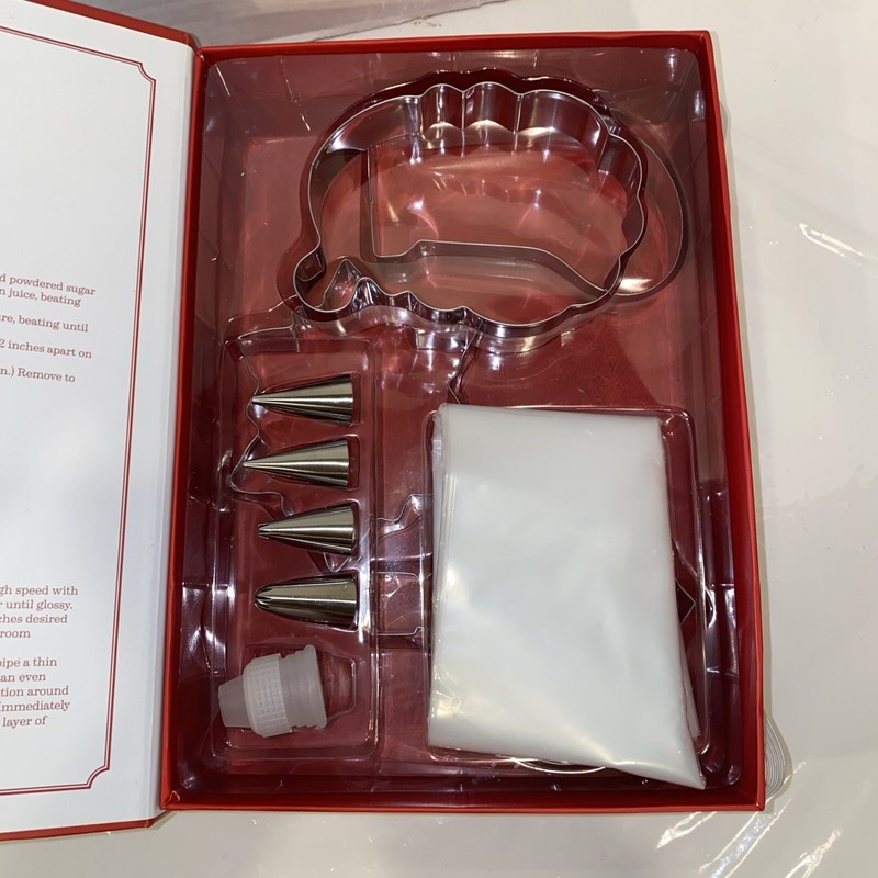 Southern Living 18 Piece Christmas Cookie Cutter Set w/ Icing Bags & Tips gallery