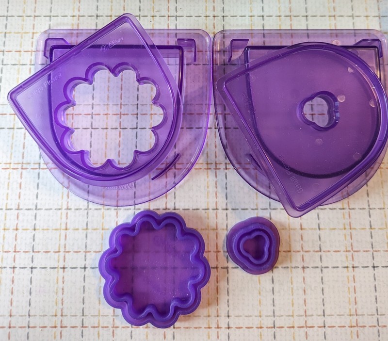 WILTON SUGAR SHEET (gum paste) CUTTING INSERT SETS - Circles And Flowers gallery