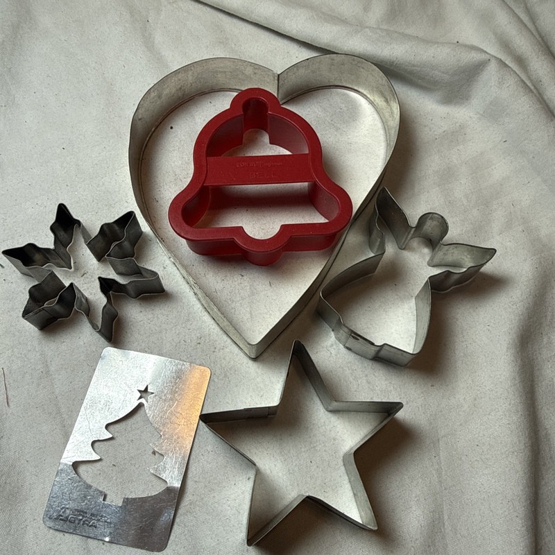Assorted Cookie Cutter Lot Vintage 5 Cutters; Item #560