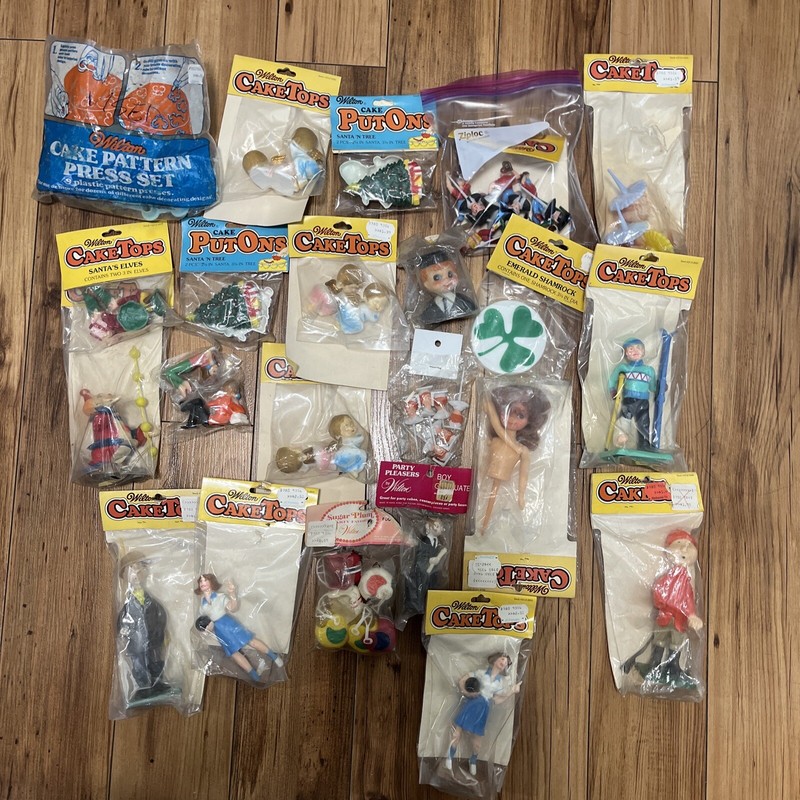 NOS 16 Pc Large Mixed Lot Of Vintage Wilton Cake Decorating Toppers gallery