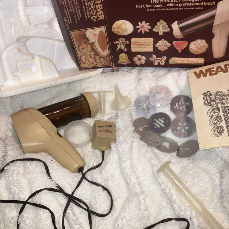 VTG Wear Ever Super Shooter Electric Cookie Pastry Press Gun #70123 9 Discs gallery