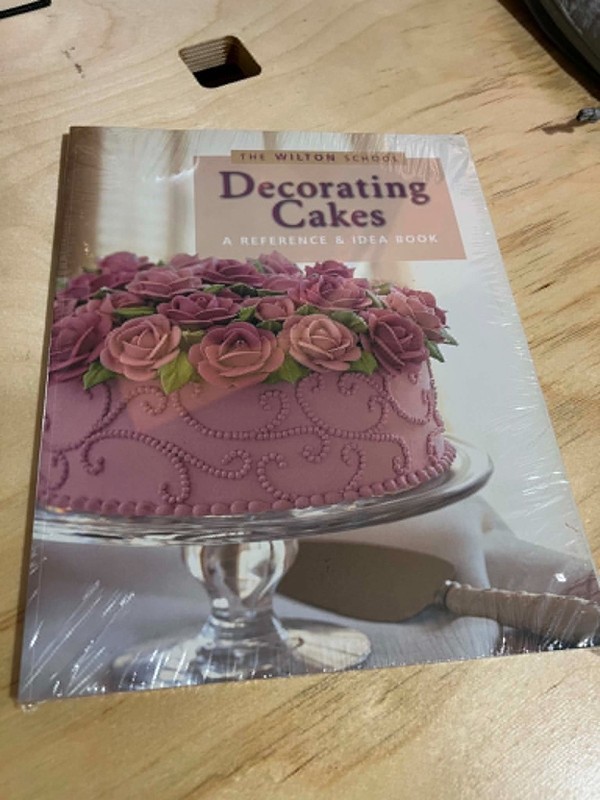 Wilton Decorating Cakes Book (The Wilton school) by Jeff Shankman Paperback