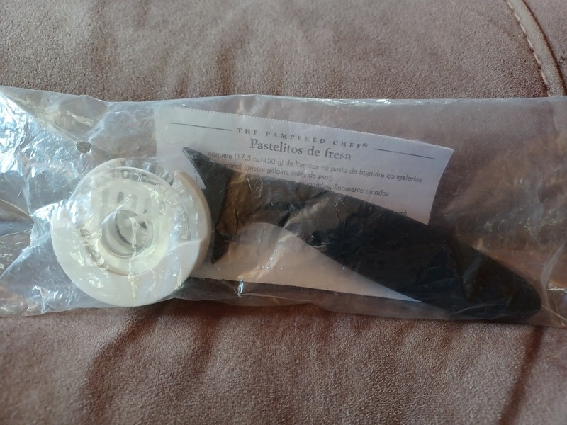 Pampered Chef Pastry Cutter #1684 Slice Flute Crimp Self Store Blades