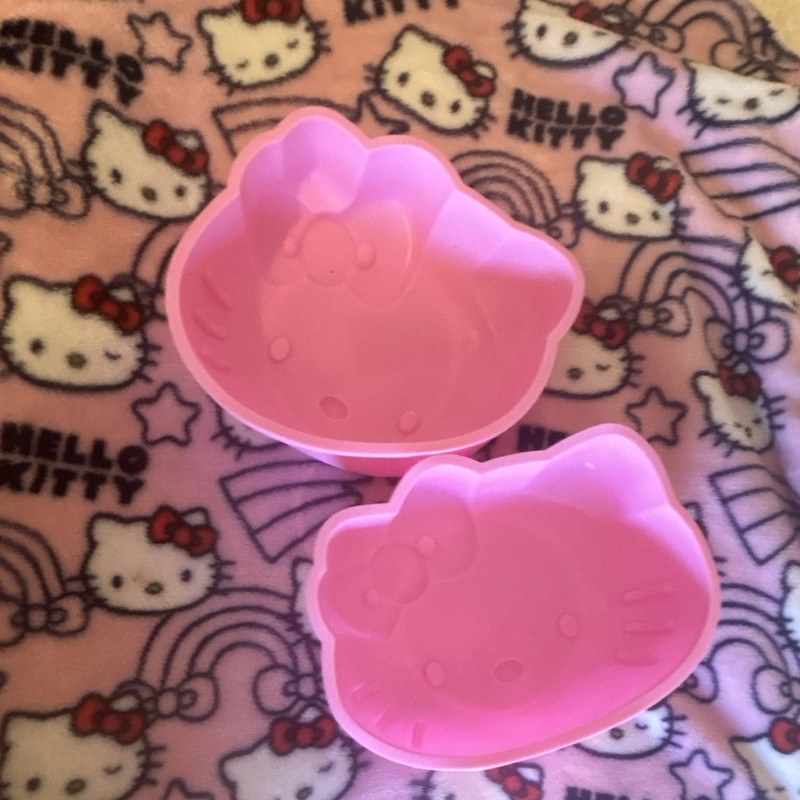 Hello Kitty Pink Silicone cake dish