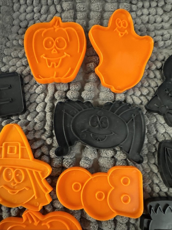 Wilton - 10 Spooky Cookie Cutter Set - Great For Making Halloween Treats - New gallery
