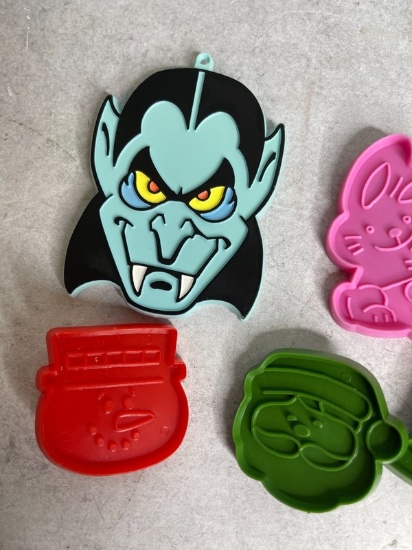 Vintage set of 5 hallmark Holiday Plastic cookie cutters Dracula bunny snowman gallery