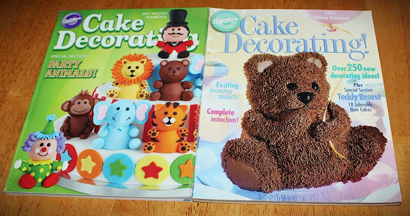 Wilton: YEARBOOK OF BAKING & CAKE DECORATING (Set of 2) 2011, 2001 Instructions+