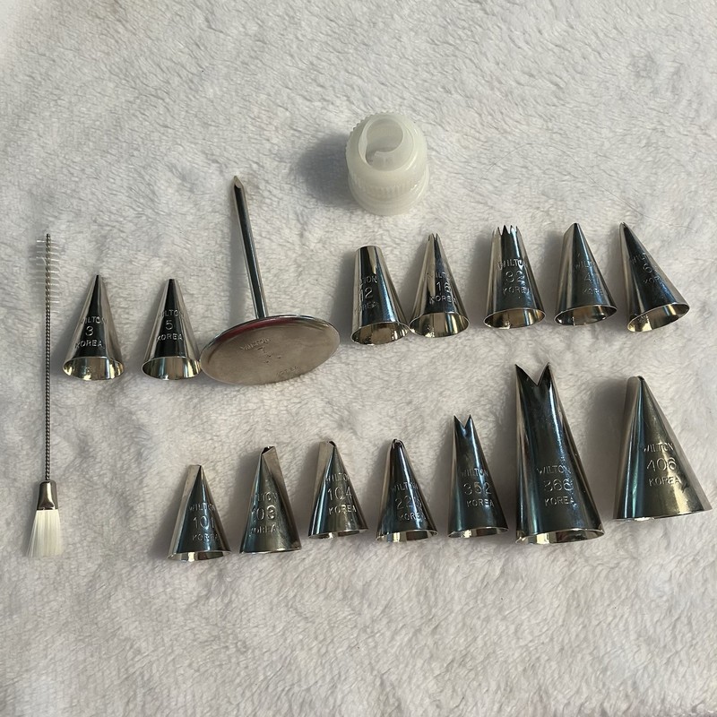 Lot of 16 WILTON Icing Piping Decorating Tips Accessories Metal Plastic & Brush gallery