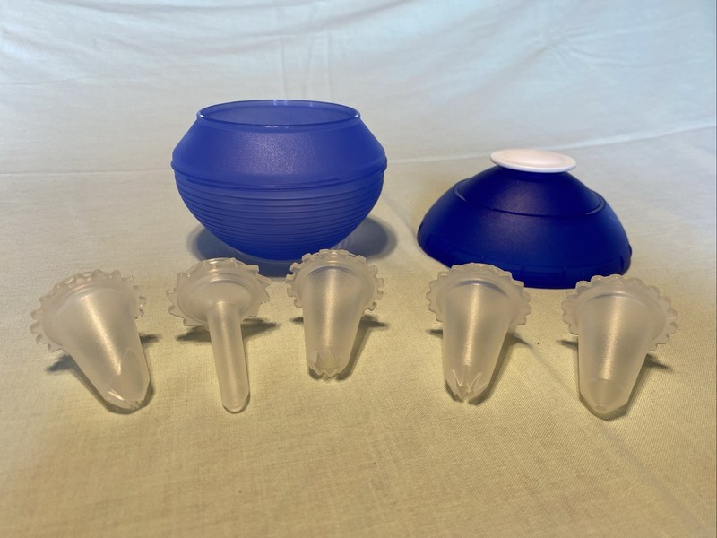 Tupperware Squeeze It Cake Icing Decorating Ball 3820 A-1 Blue *used*