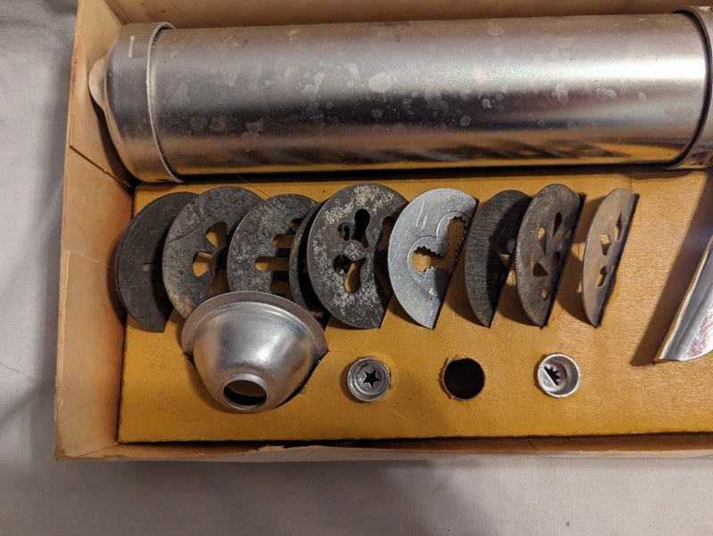 Vintage Wearever Cookie gun and pastry Decorator 10 Cookie And 2 Decorator Tips gallery