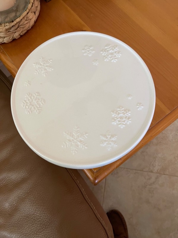 Christmas Hallmark Cake Plate Stand by Holiday Decor 9.5″ wide Snowflake White