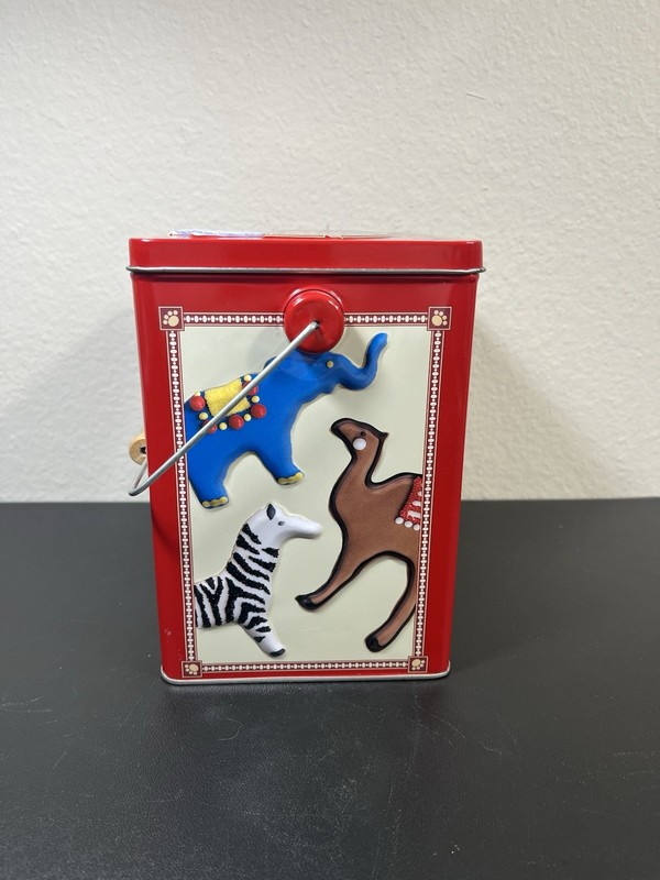 Williams Sonoma 10 Zoo Animal Cookie Cutters w/ Collectible Tin & Recipe Card gallery