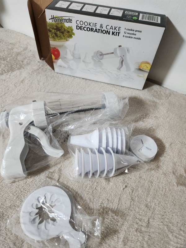 Homemate Cookie and Cake Decoration Kit. NEW. Cookie press, 12 nozzles, 6 molds gallery