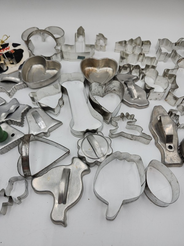 Huge lot of vintage tin handle large small Cookie Cutters Disney Cactus Xmas Cow gallery