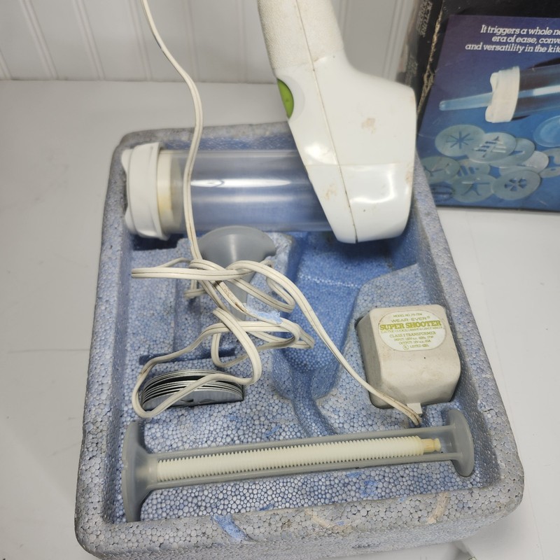 Vtg Wear-Ever Super Shooter 70001 Electric Cookie Candy Maker w/Box Tested Read gallery
