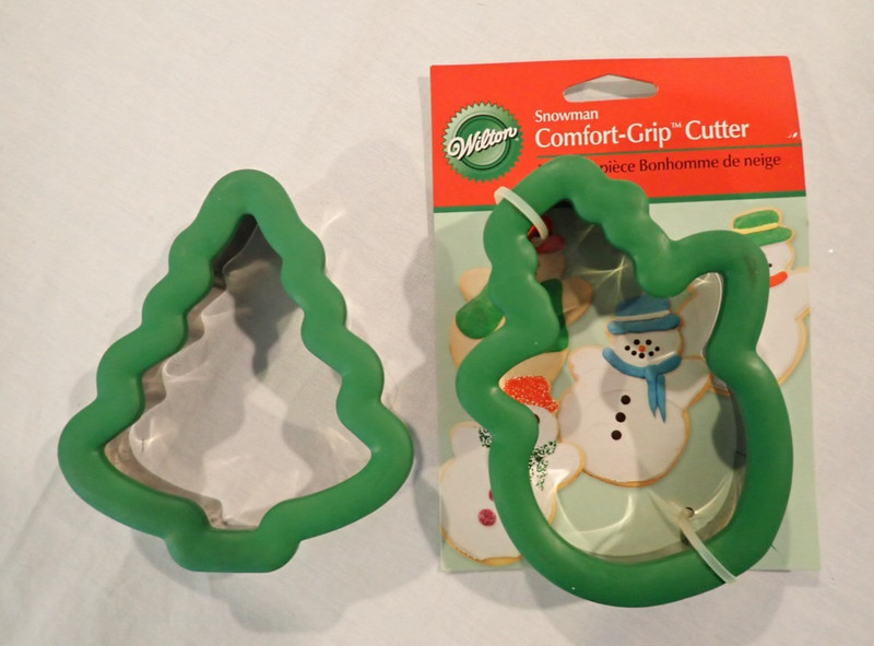 Lot Of 2 Wilton Cookie Cutters Comfort Grip Christmas Tree 4.25″ & Snowman 4.75”