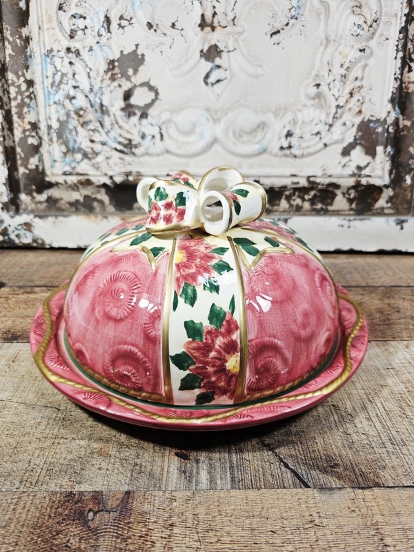 Vintage World Bazaar Inc. covered cake plate with Poinsette gift design. 1990s