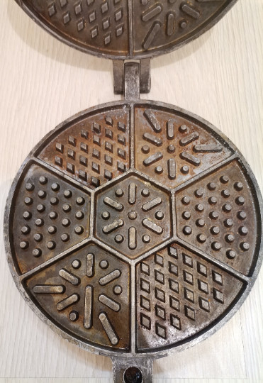 Vintage Waffle Maker Aluminum Iron Press Form for Baking Waffle Cookies 12 gallery