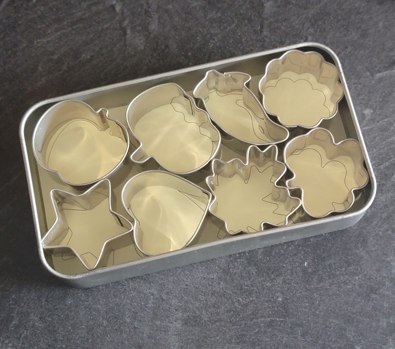 Pampered Chef Creative Cutters Set #1095 w/ Tin – 8 Mini Cookie Cutters EUC gallery