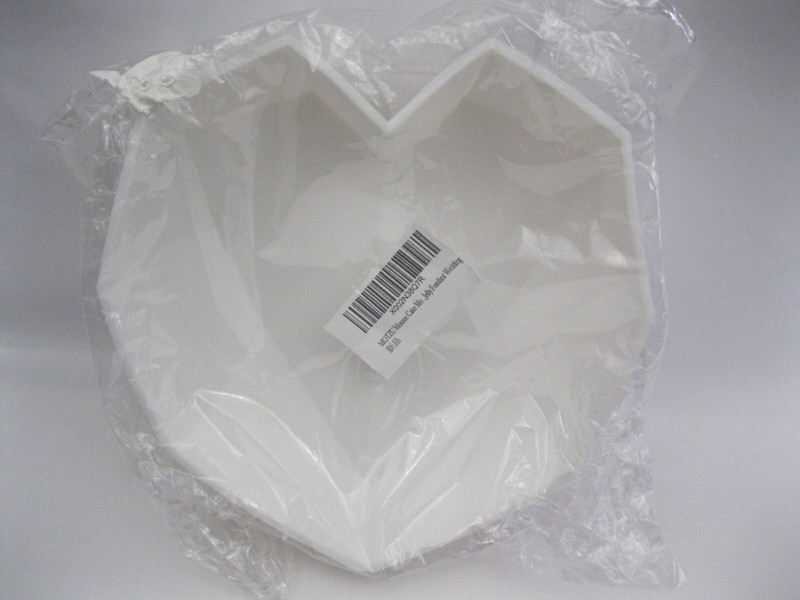 MOTZU Heart Silicone Cake Mold 7 inch Diamond Geometric Heart White New Unused