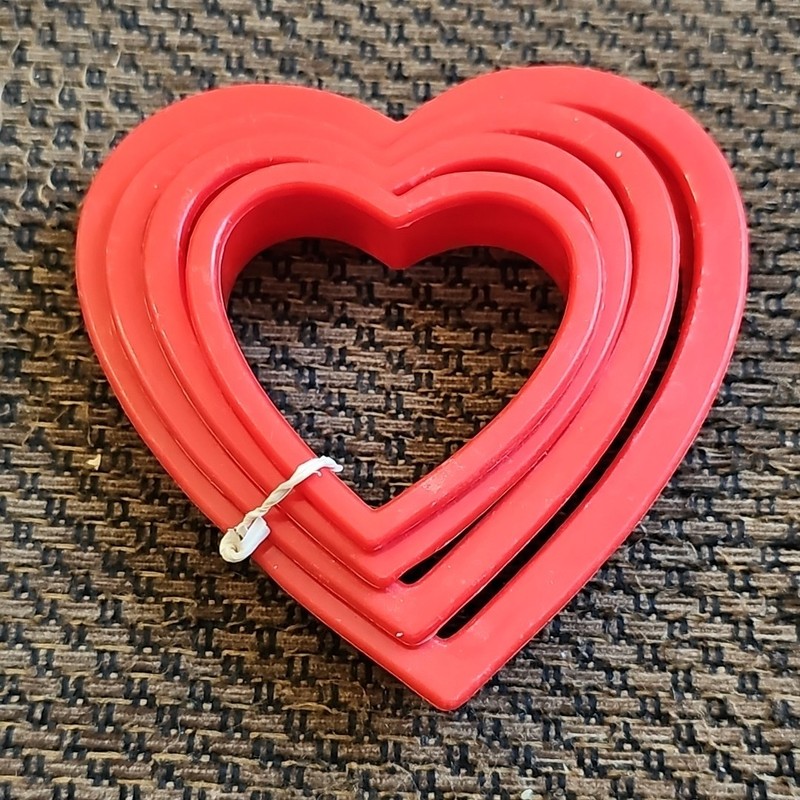 7 Vtg Hallmark & Various Others Hearts Hug Bug St.ValentineDay CookieCutters gallery