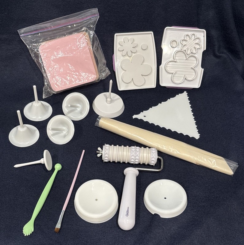 Wilton Ultimate Cake Decorating Set Tool Kit Caddy Storage w/ Accessories Purple gallery