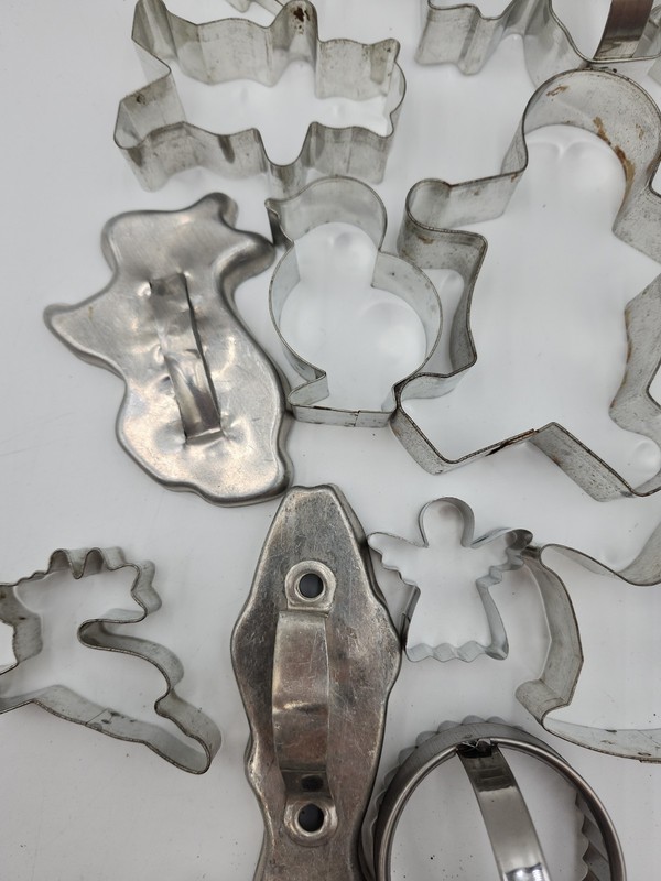 Huge lot of vintage tin handle large small Cookie Cutters Disney Cactus Xmas Cow gallery