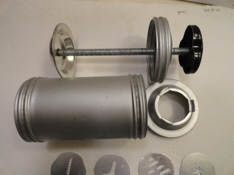 VINTAGE MIRRO ALUMINUM COOKIE PRESS 12 discs black grip gallery