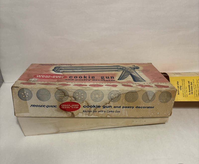 Vintage Wear-Ever Cookie Gun Pastry Decorator Trigger-Quick In Box 9 Discs gallery