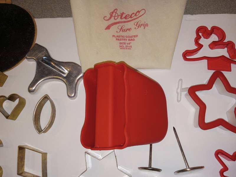 Lot of 60 Vintage Cookie Cutters Plastic Christmas Cooper Baking Pastry Animal gallery