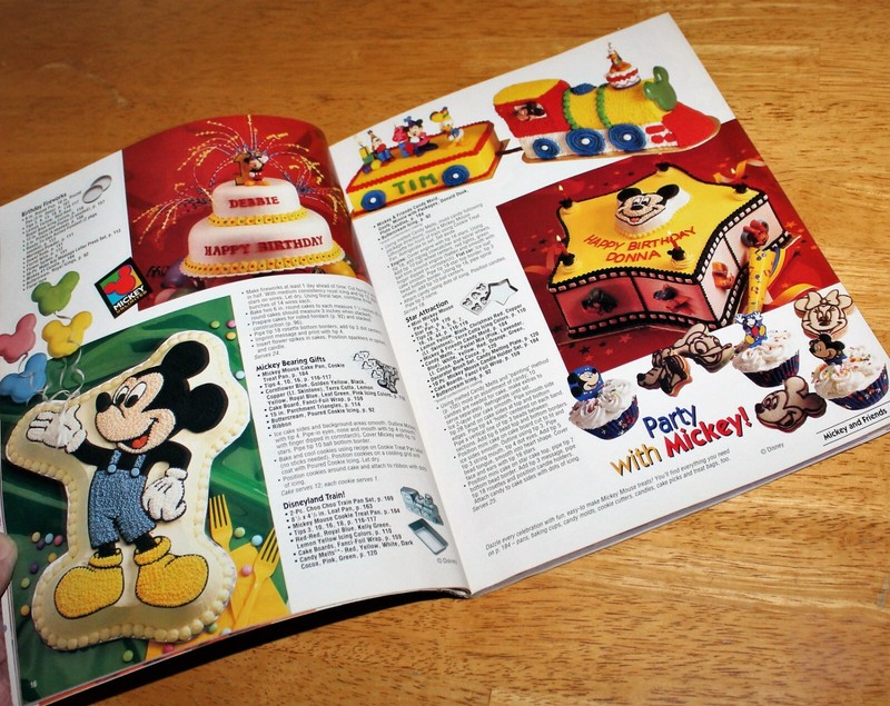 Wilton: YEARBOOK OF BAKING & CAKE DECORATING (Set of 2) 1997, 2000 Instructions gallery