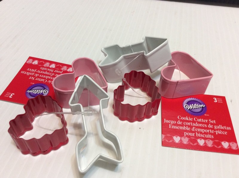 NEW 6 Pc Metal Wilton Valentine Red Pink Hearts Arrow Mini Cookie Cutter Set gallery