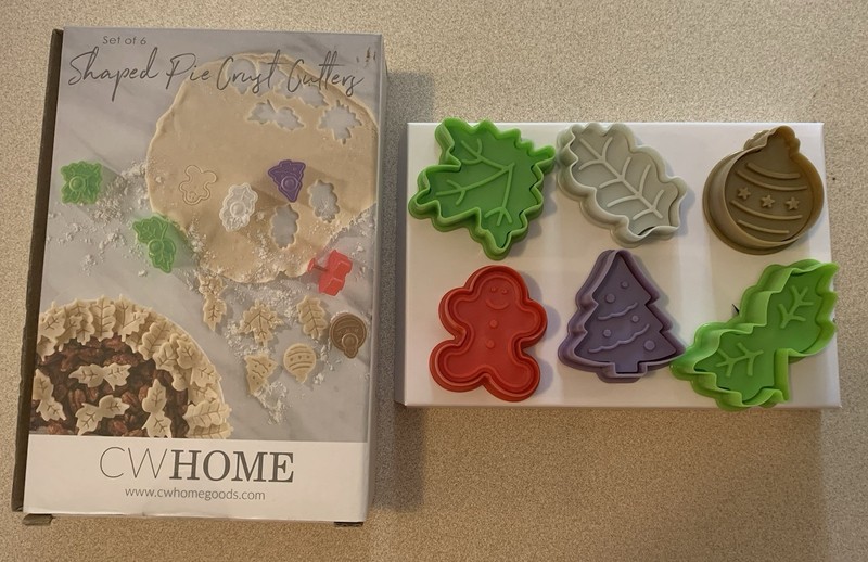 L@@K- CW HOME Fall/Winter Christmas Pie Crust Cutters Spring-loaded Plunger NIB