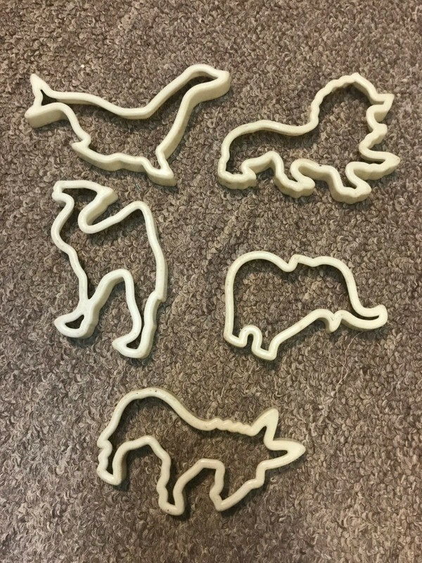 VINTAGE LOT OF 5 ASSORTED ANIMAL HARD PLASTIC COOKIE CUTTER PLAY DOH