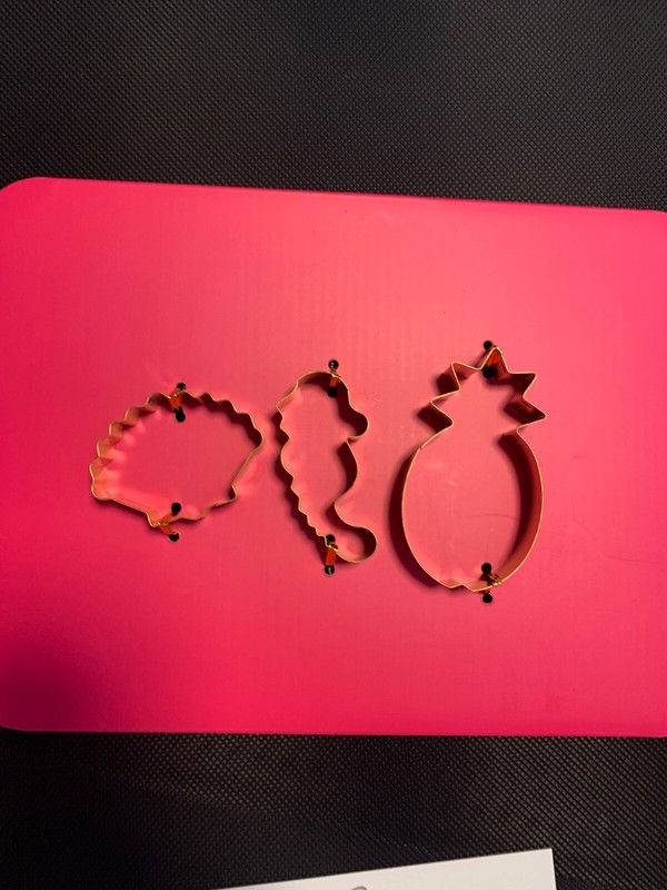 LILLY PULITZER COOKIE CUTTERS!! BRAND NEW! NEVER USED! PINEAPPLE, SEAHORSE,SHELL gallery