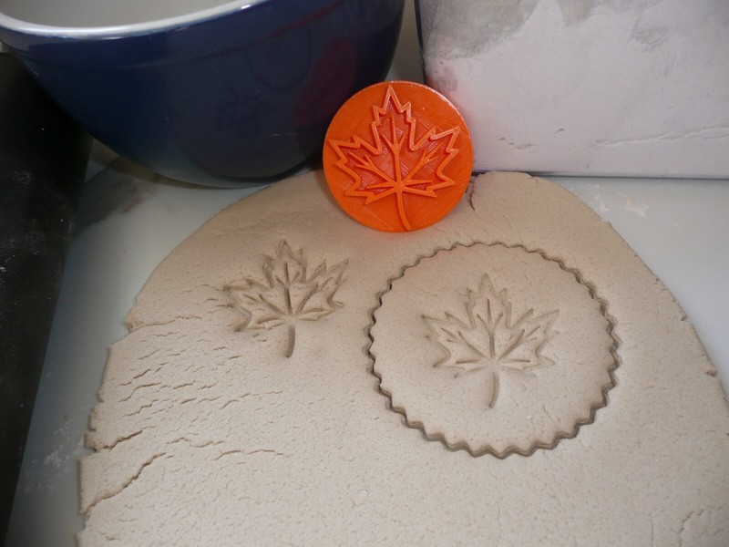 MAPLE LEAF FALL AUTUMN COOKIE STAMP EMBOSSER MADE IN USA PR5546 gallery